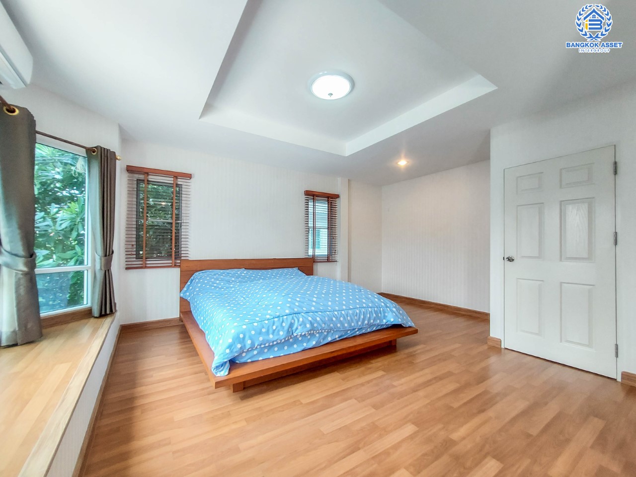 บ้านเดี่ยวมือสองย่านปทุมธานี ม.ชวนชื่นกรีนบาวด์ กรุงเทพ-ปทุมธานี บ้านสวยพร้อมเข้าอยู่ อยู่ในโครงการสภาพแวดล้อมดีมาก มีสนามกอล์ฟ เนื้อที่ 60.6 ตร.ว. ฟังก์ชัน 3 ห้องนอน 3 ห้องน้ำ จอดรถได้ 2 คัน บนทำเลเดินทางสะดวก เชื่อมต่อถนนหลายเส้นทาง ใกล้จุดขึ้นทางด่วน "อุดรรัถยา"